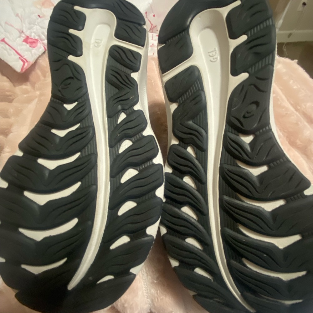 ASICS - Picture 3 of 5